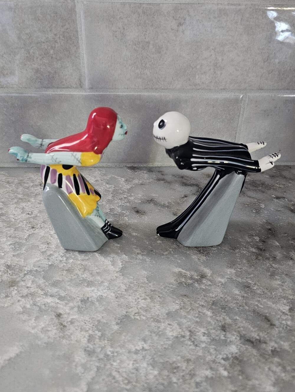 Nightmare Before Christmas Jack Sally Kissing Salt Pepper Shakers Tombstone Set